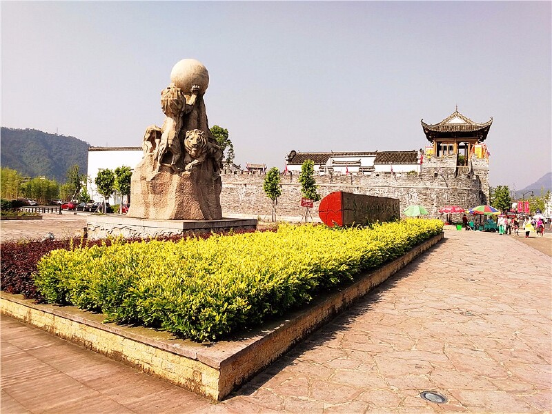 1400年前,遂安县搬迁到了今天的遂安地界,因为毗邻五狮山,加上那"五狮