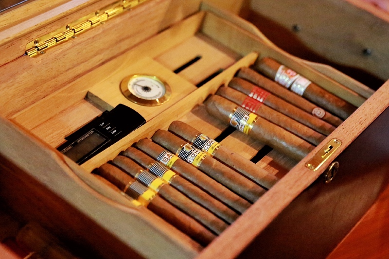 酒吧也供应进口古巴手卷雪茄,似乎抽雪茄是