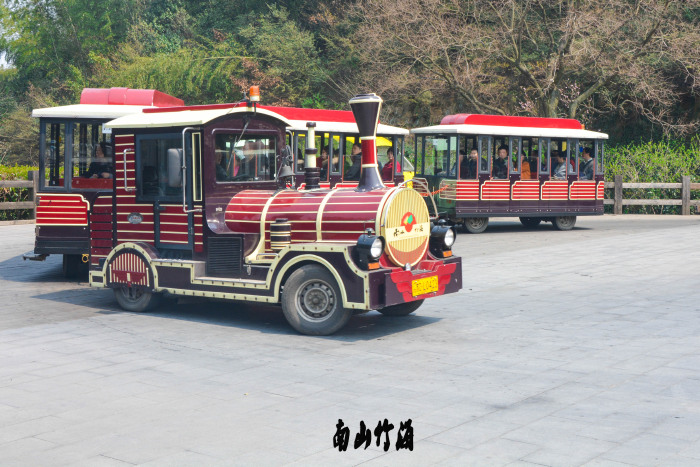 很多游客都说光拍牌坊有啥用,还没见到溧阳天目湖南山竹海景区小火车