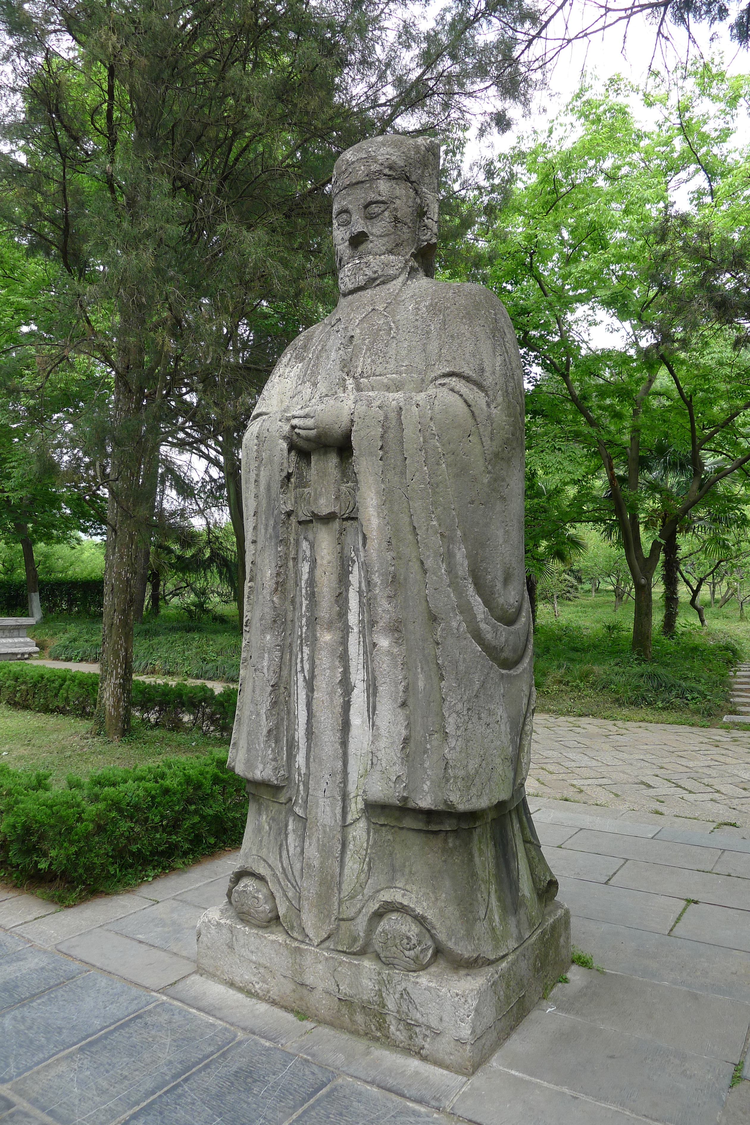 神道一般 称为石像生,包括石兽和石人,而明孝陵则把石兽段称为"石象路