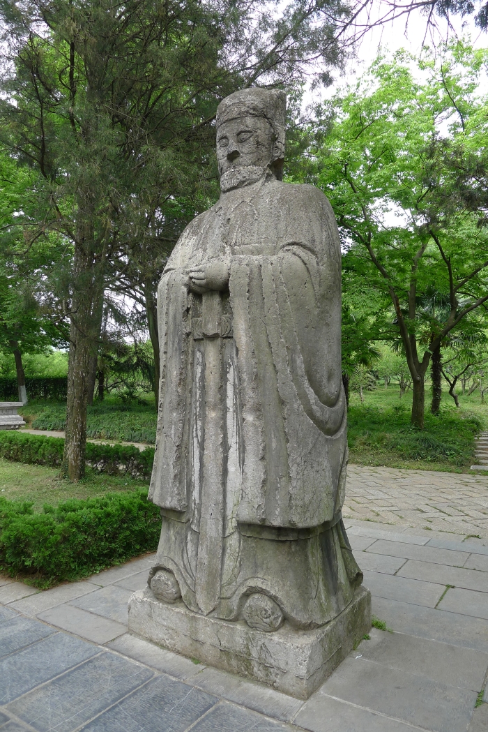 明孝陵虽然开创了明清两代修建陵园的先河,但明孝陵的神道形制有其