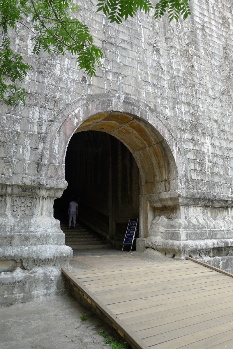 图为明孝陵方城正立面的全景照片及匾额分界线),两边林木茂盛.