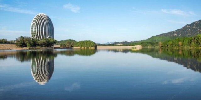 酒店位于怀柔区雁栖湖雁水路,坐拥曼妙的湖景,近雁栖园,蓝天牧场,周