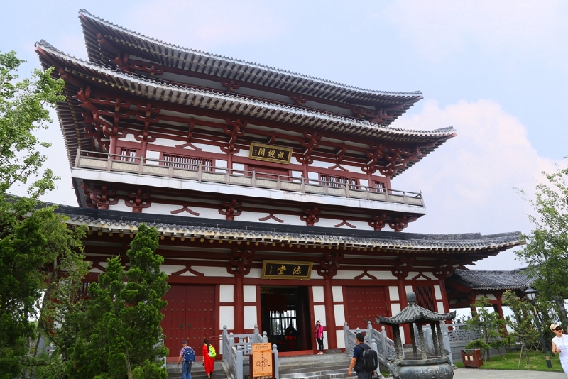 寺庙还是很容易看出是重建的,七级浮屠塔