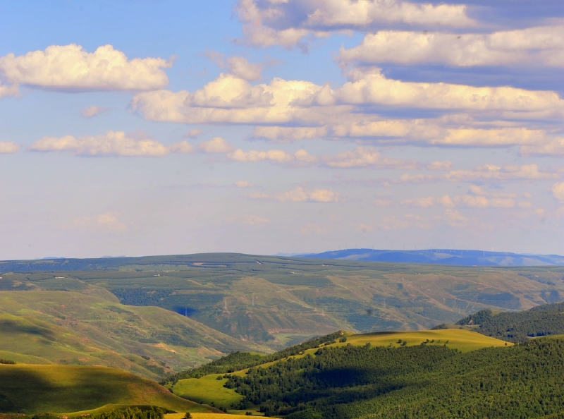 领略高原的雄浑壮阔;既可鸟瞰林海的碧波荡漾,又可放眼草原的苍茫辽远