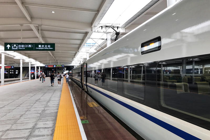 day1:坐上高铁那一刻旅程就已经开始了,我们所乘坐的g8713到重庆