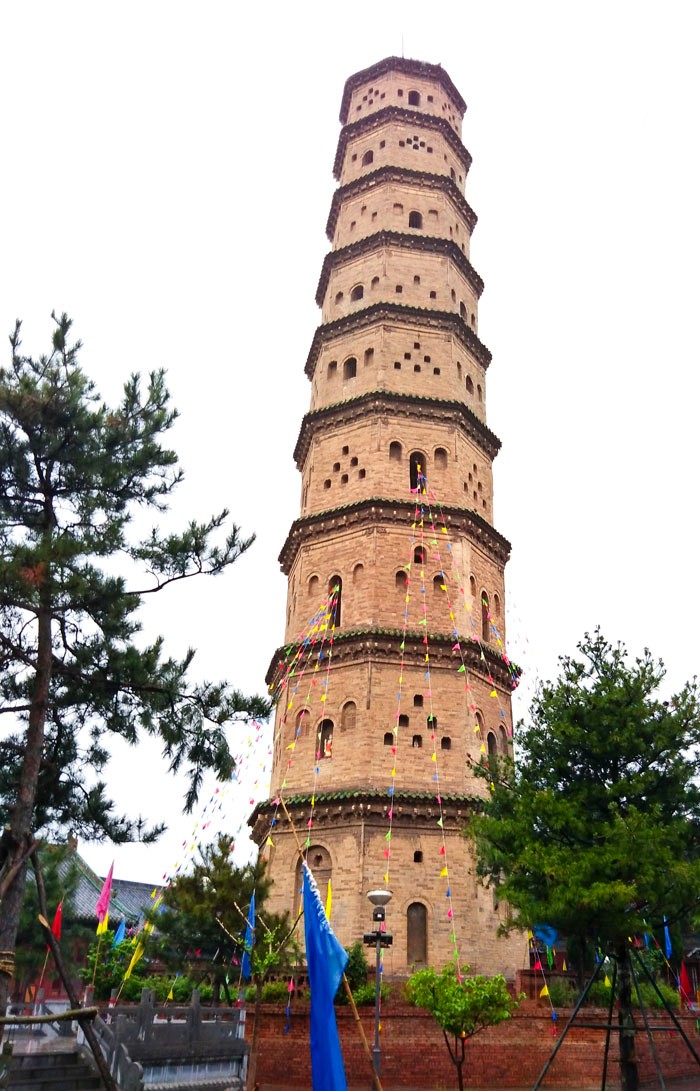 文笔峰塔,塔为9层八角型砖塔,高37米,外观很整齐.