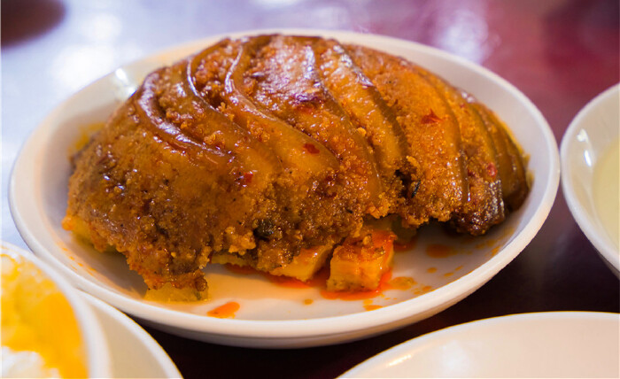 粉蒸肉:以甜为主,入口即化,而且下面藏有土豆,也是丝丝入扣的好滋味.