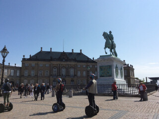 菲特烈五世国王骑马青铜像 