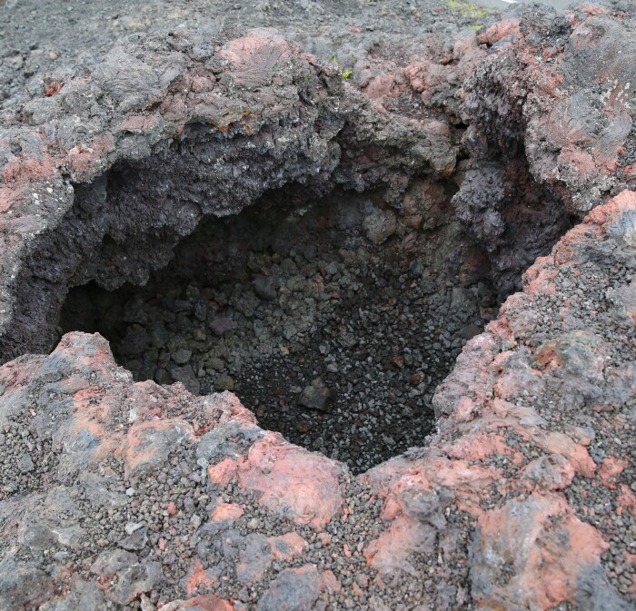 这是一组熔岩气泡:流动的熔岩,裹进空气,气体受热膨胀,顶起岩浆