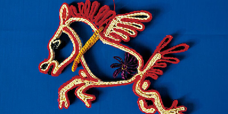 马蔺草编,福州市著名特产,由形状呈三角,细长而柔软的马蔺草编织而成