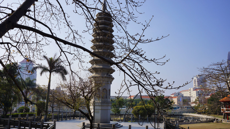 寺後五峰屏立,松竹翠鬱,巖壑幽美,號