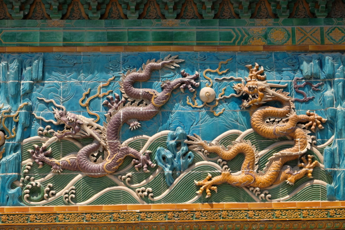 正脊南面栩栩如生的九条龙