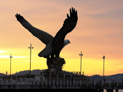 老鹰广场旅游攻略
