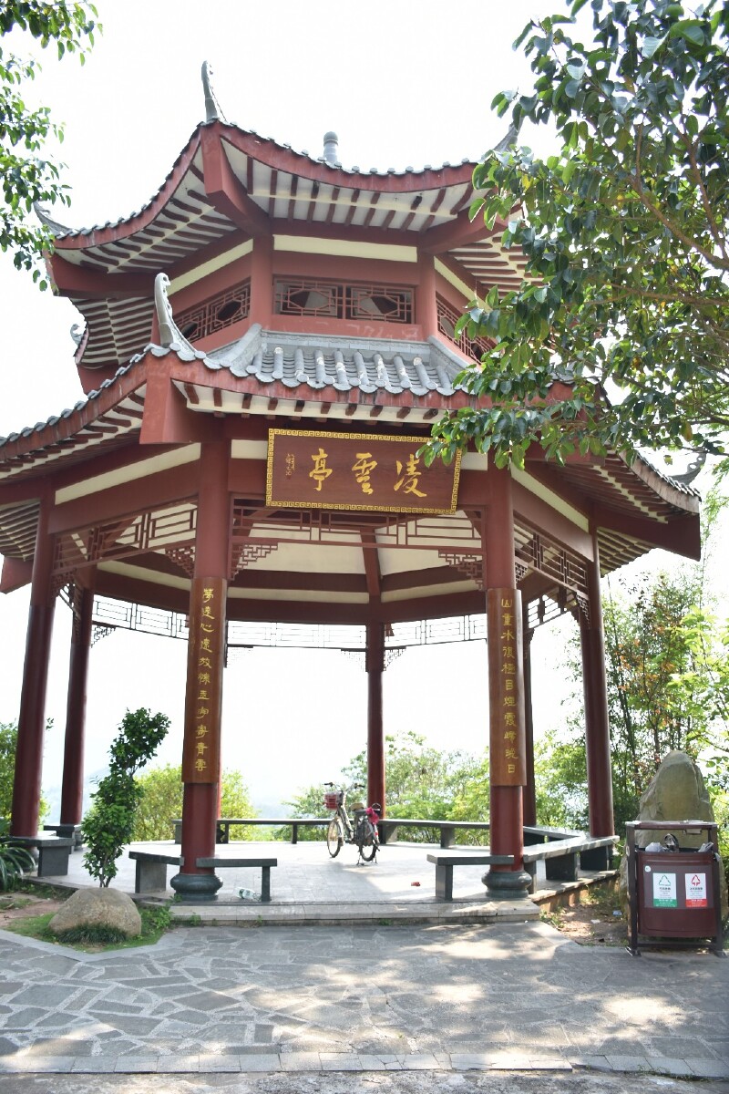 上挂榜阁的大斜坡上经过的凌云亭.