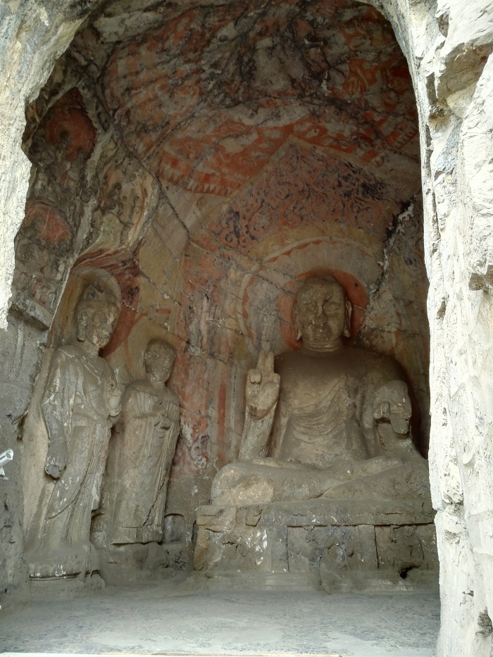 宾阳三洞并排而立,一主佛盘腿而坐,神态安详,衣纹流场.