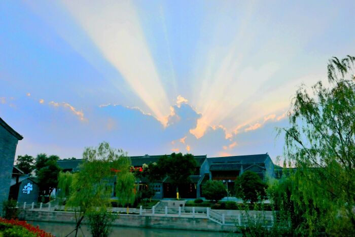 晚餐完毕走到停车场,回头一看,金月楼上霞光万丈!