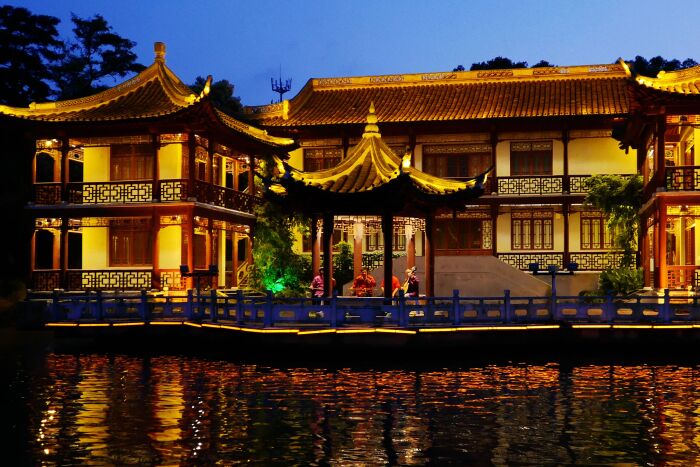 晚餐完毕走到停车场,回头一看,金月楼上霞光万丈!