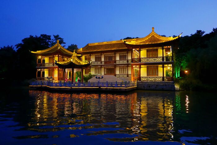 晚餐完毕走到停车场,回头一看,金月楼上霞光万丈!