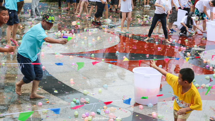 什么!五万只水球没砸够?当然不过瘾!必须下水撒欢!