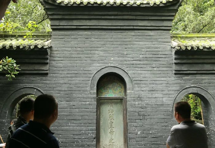 语出唐代刘禹锡诗《蜀先主庙》