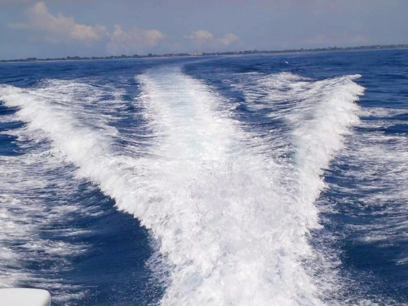 海水,船驶过的海面滑出美丽的浪花……南湾岛是巴厘岛水上项目的天堂