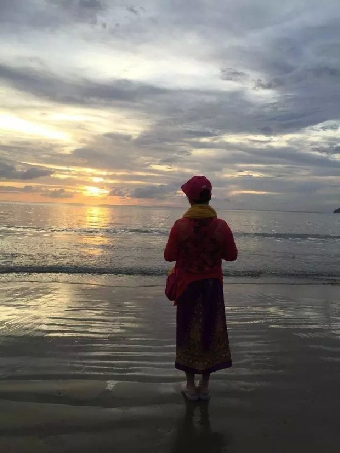 地海滩日落方方背影