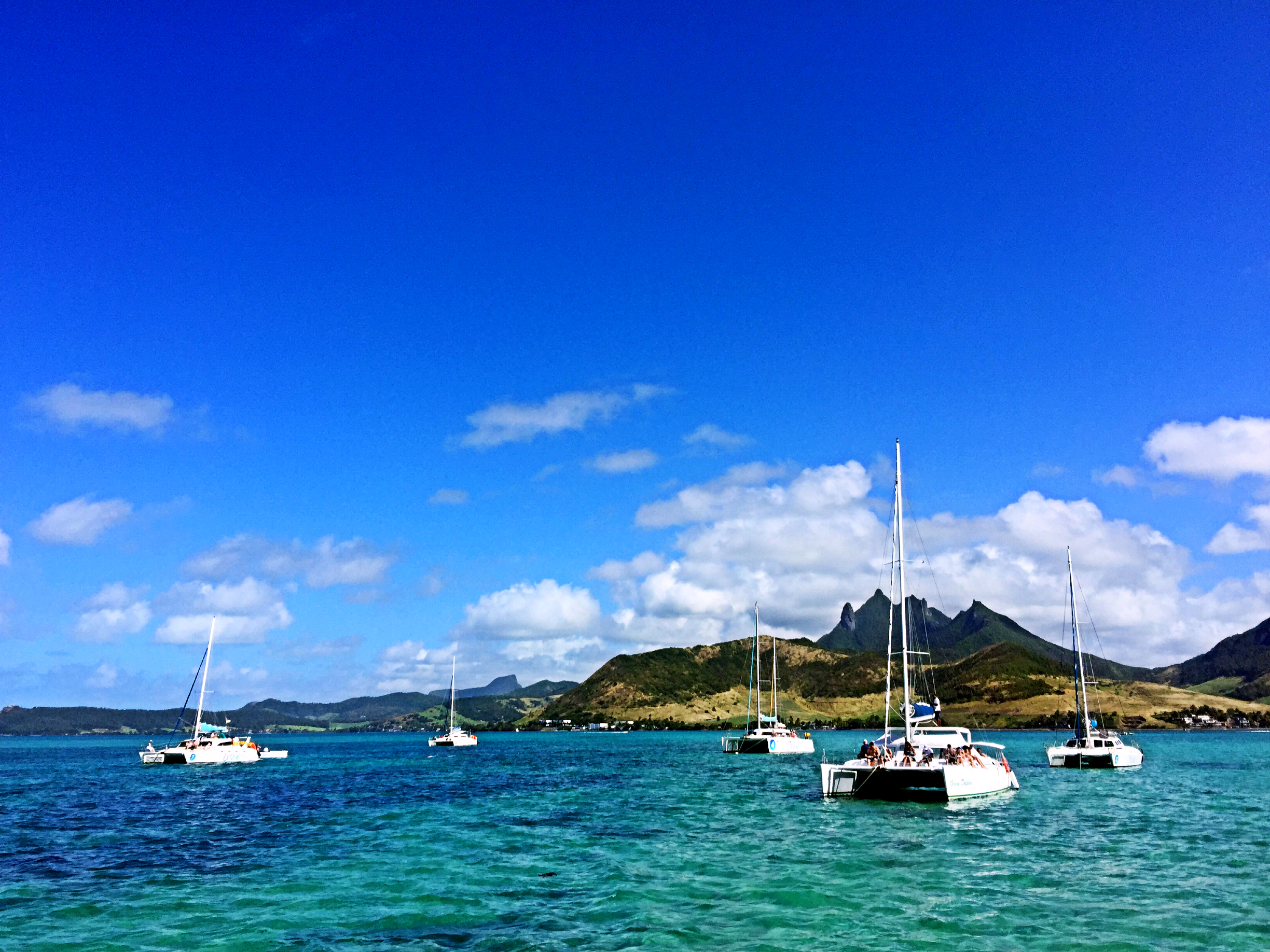 被称为"天堂群岛之一"位于毛里求斯岛东部 上午双体船