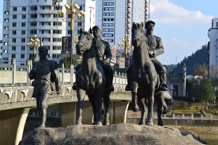 沿河建有"千年赋"青铜雕塑,从古代市井百姓生活场景,到邹应龙,叶祖洽