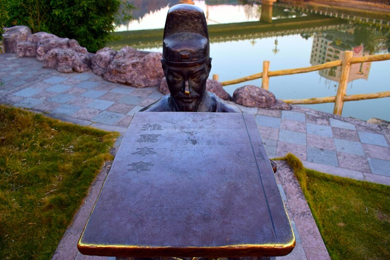 沿河建有"千年赋"青铜雕塑,从古代市井百姓生活场景,到邹应龙,叶祖洽