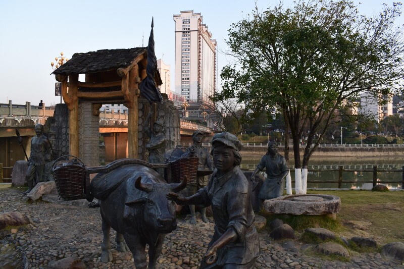 沿河建有"千年赋"青铜雕塑,从古代市井百姓生活场景,到邹应龙,叶祖洽