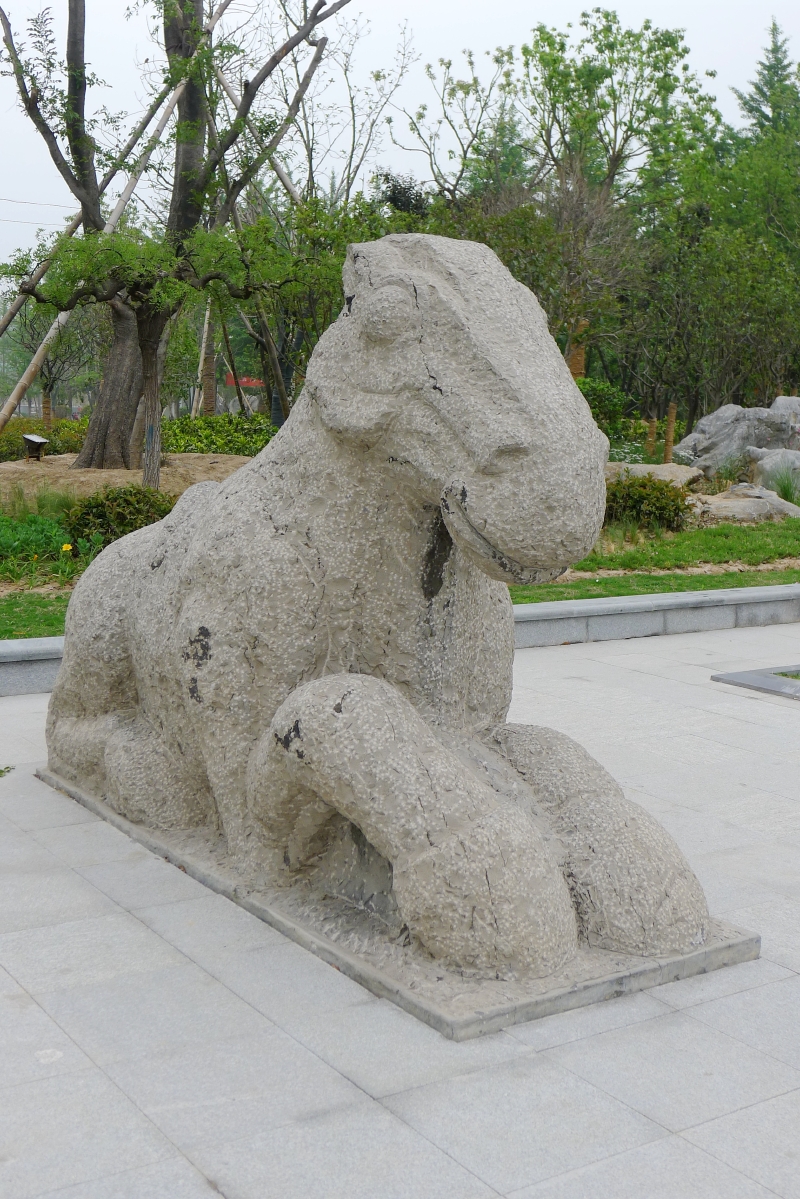 照片显示的是神道两侧的一组石马