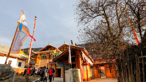 上午出发【特色藏寨,游览约90分钟】,川主寺镇欣赏藏传佛教文化中的