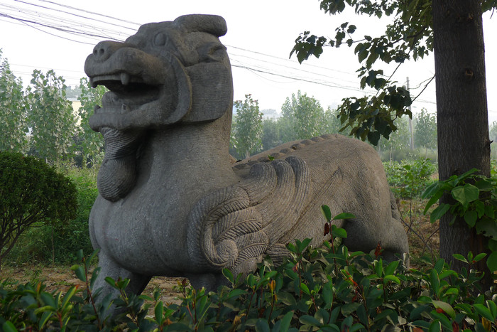 汉墓神道两侧的石望柱 该墓于1963年6月公布为河南省重点文物保护单位