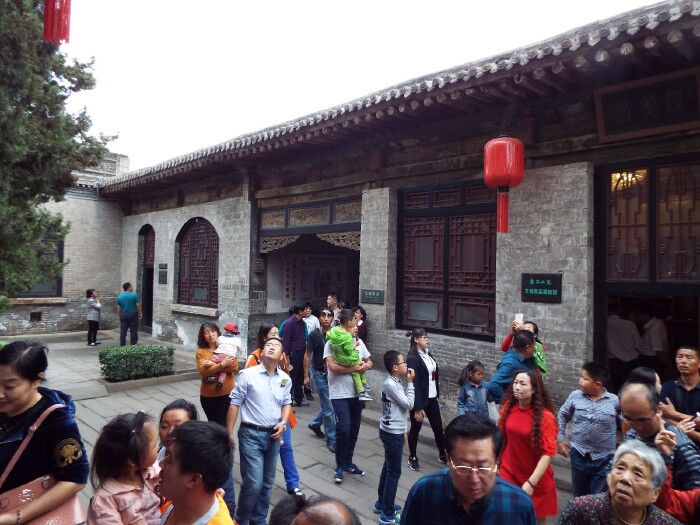 一座里五外三穿心楼院,是乔致庸当家后修建,也由正院和偏院两部分组成