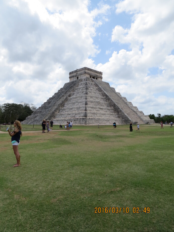 用石头建造了数百座建筑物,已经发掘出的重要建筑有库库尔坎金字塔