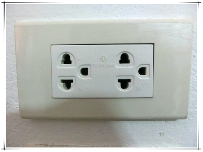 【转换插头:需要or不需要】 泰国使用的插座如图所示,所以两孔的插头