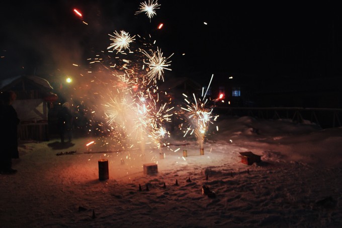 中国雪谷 还有烟花渲染气氛