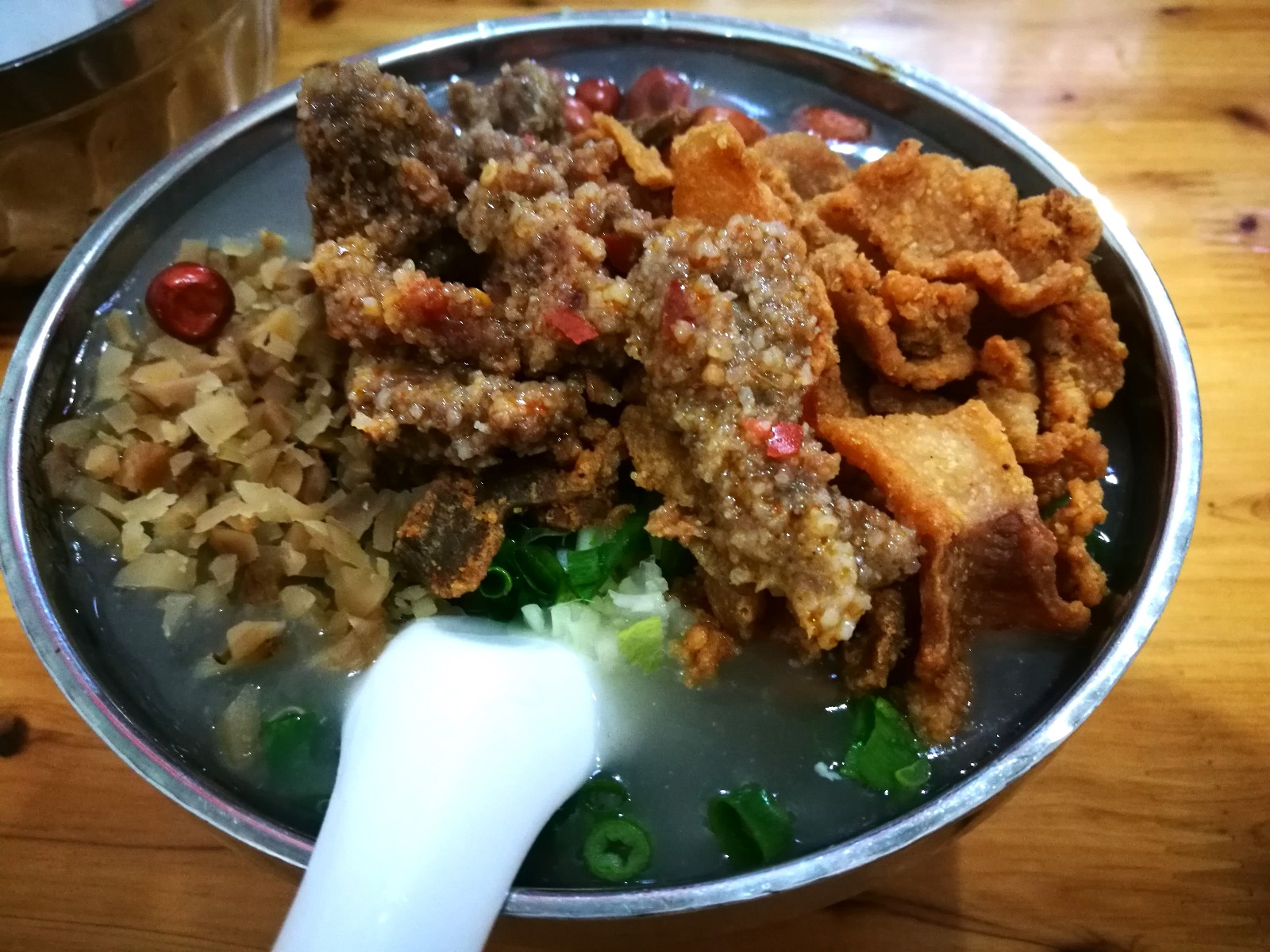 峨眉山市的豆腐脑,八块钱一碗,里面还有牛肉,你值得拥有.