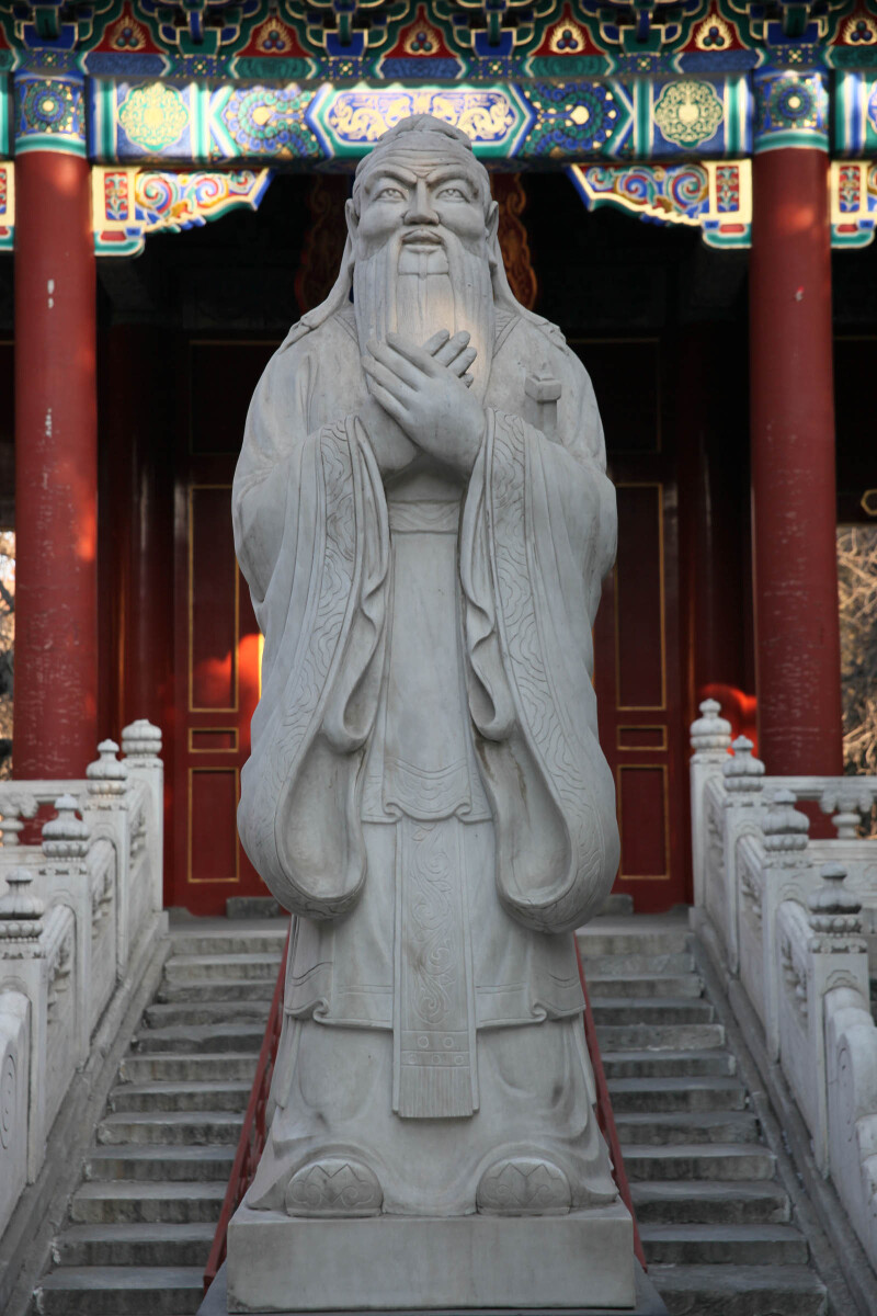 这里孔子的雕像都是这个姿势,导游介绍说,这个手势