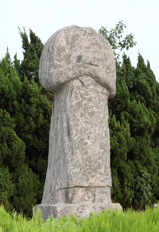 石羊2对,石虎2对,石马2对,石甪端,石朱雀,石象,石望柱各1对,这些石刻