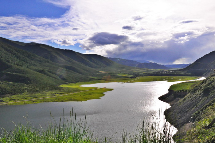 达坂山南侧的宝库峡及察汗河国家森林公园,黑泉水库景色 迷人.
