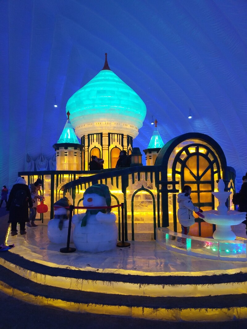 之后来到室内主体乐园,这里的冰雕讲究