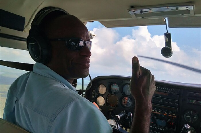 他竖起大拇指做了个手势,飞机起飞了.