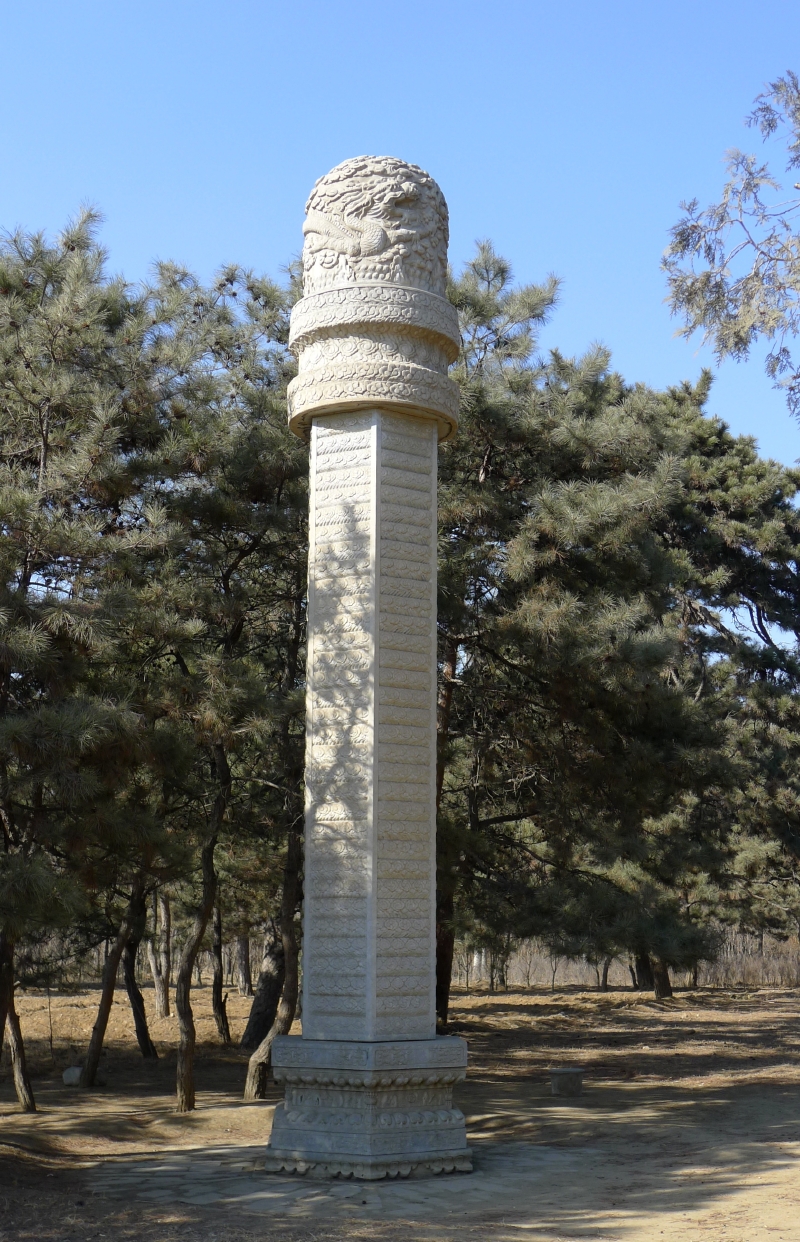 望柱,神权的象征,也有人说是对生命生殖的敬畏,我们从审美的角度去看