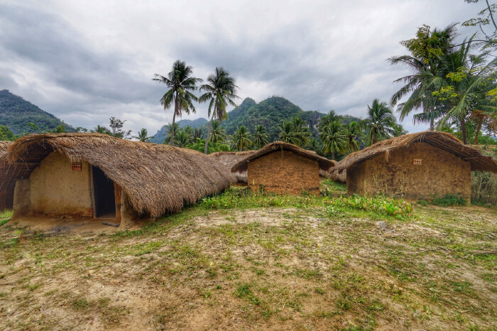     白查村船型茅草屋