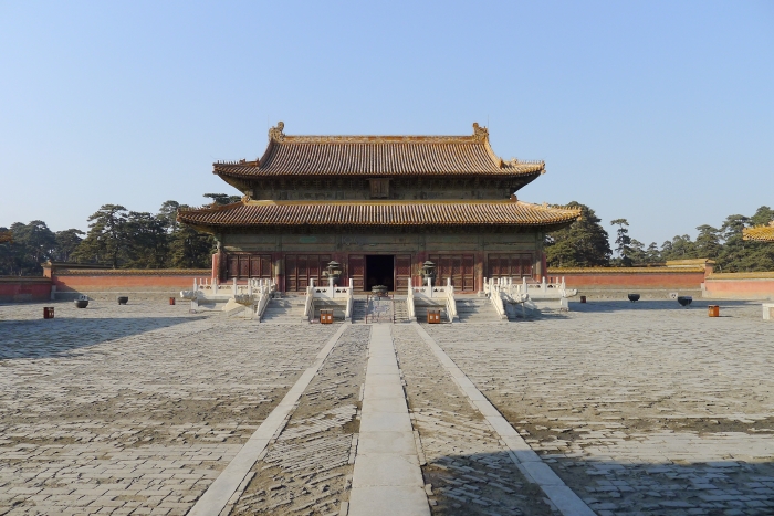 照片显示的是清泰陵前的牌坊,金水桥,碑亭和隆恩殿的正立面