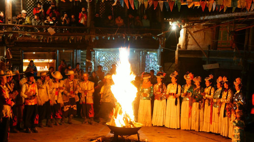 泸沽湖篝火晚会