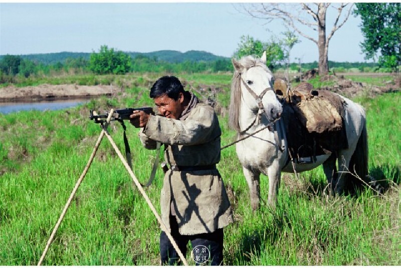 鄂伦春猎人狩猎有两种方法一是用自制瞄准镜二是用支架.