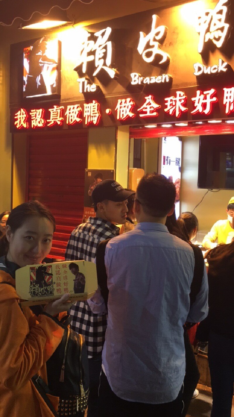 排队的时候就给我开始付款,付完一个给一个盒子!